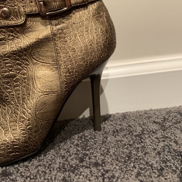 Swanky, reptile textured boots - Picture 3 of 3